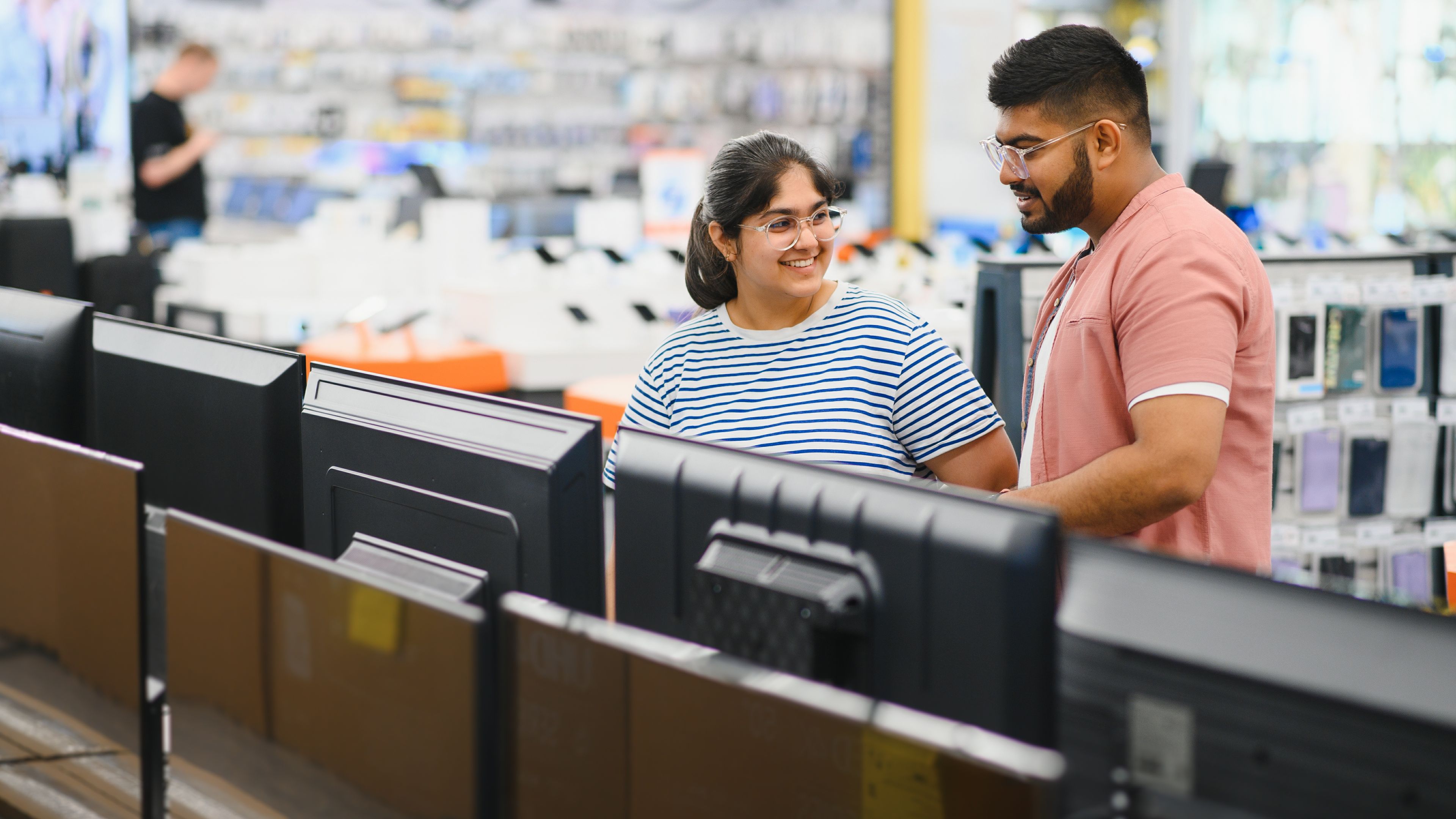 टीवी की दुकान में जोड़े