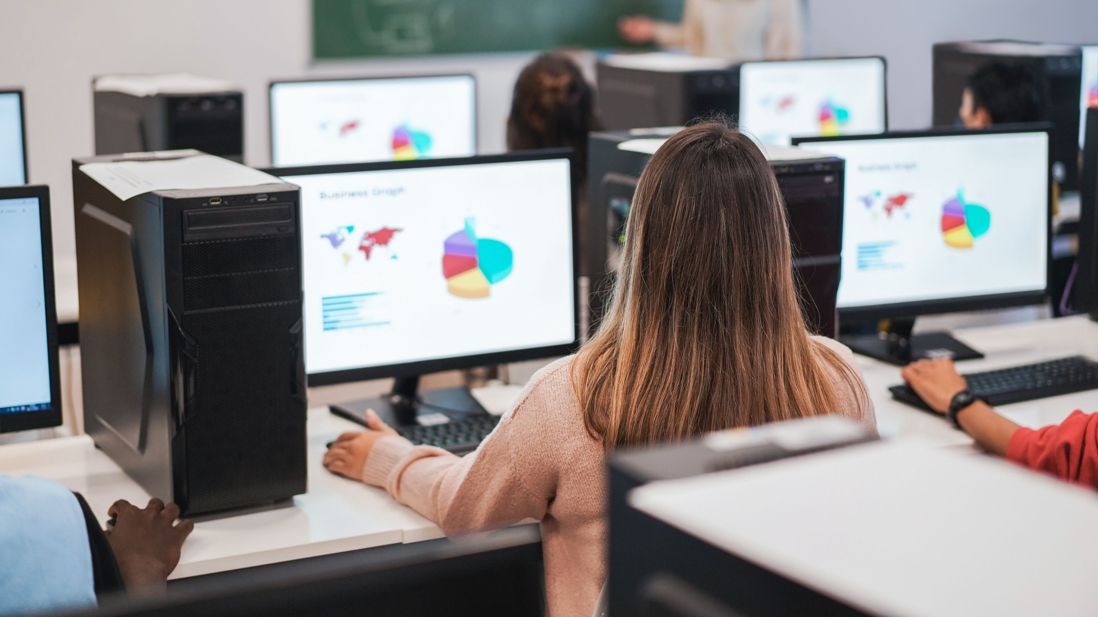 कंप्यूटर क्लास में छात्र