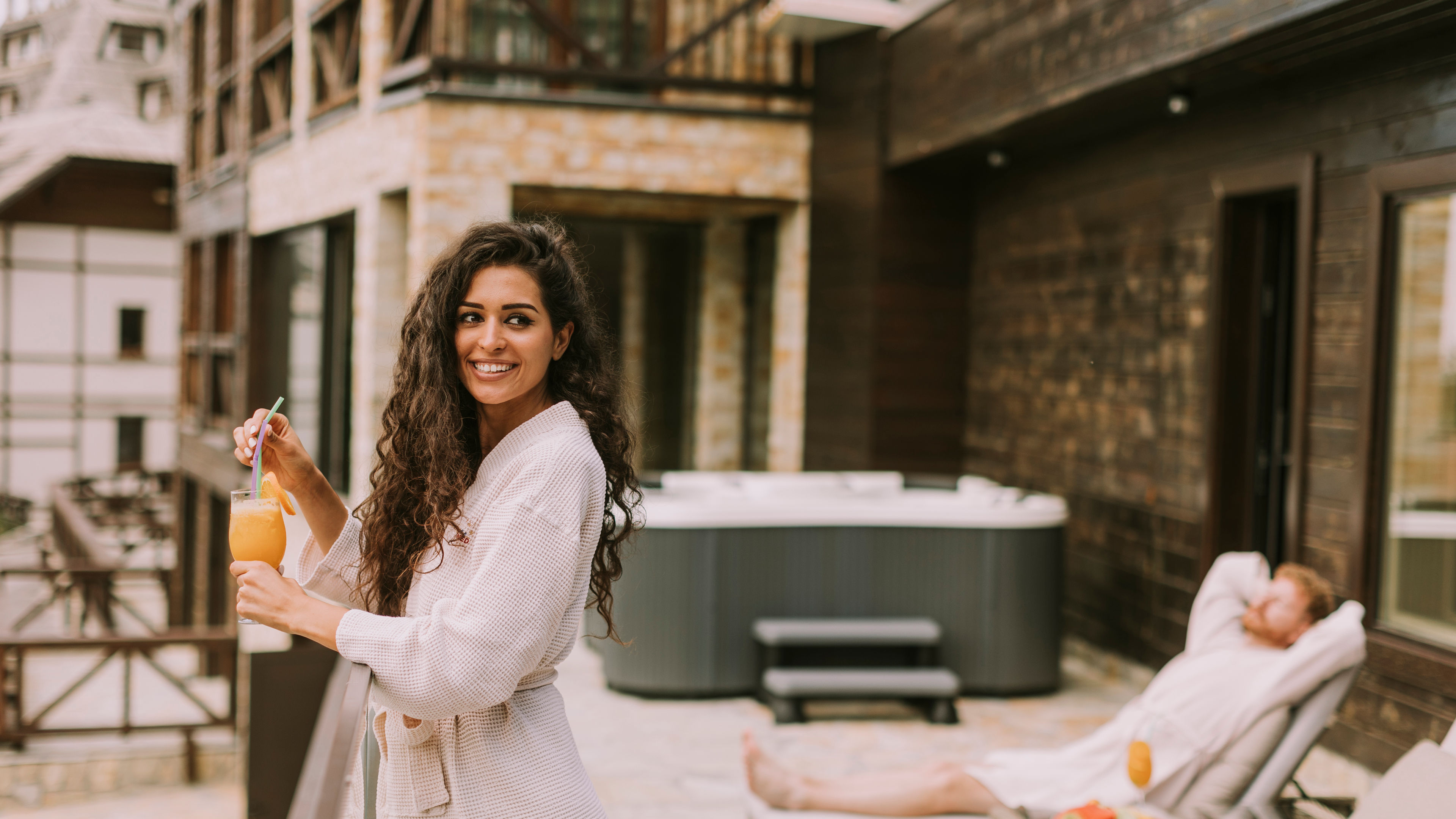 महिला आराम कर रही है और वैक्सी और कॉकटेल पीने का आनंद ले रही है 